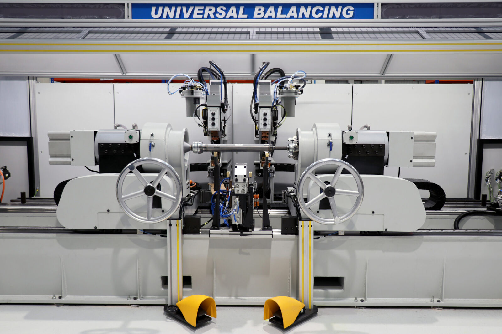Driveshaft balancing machine