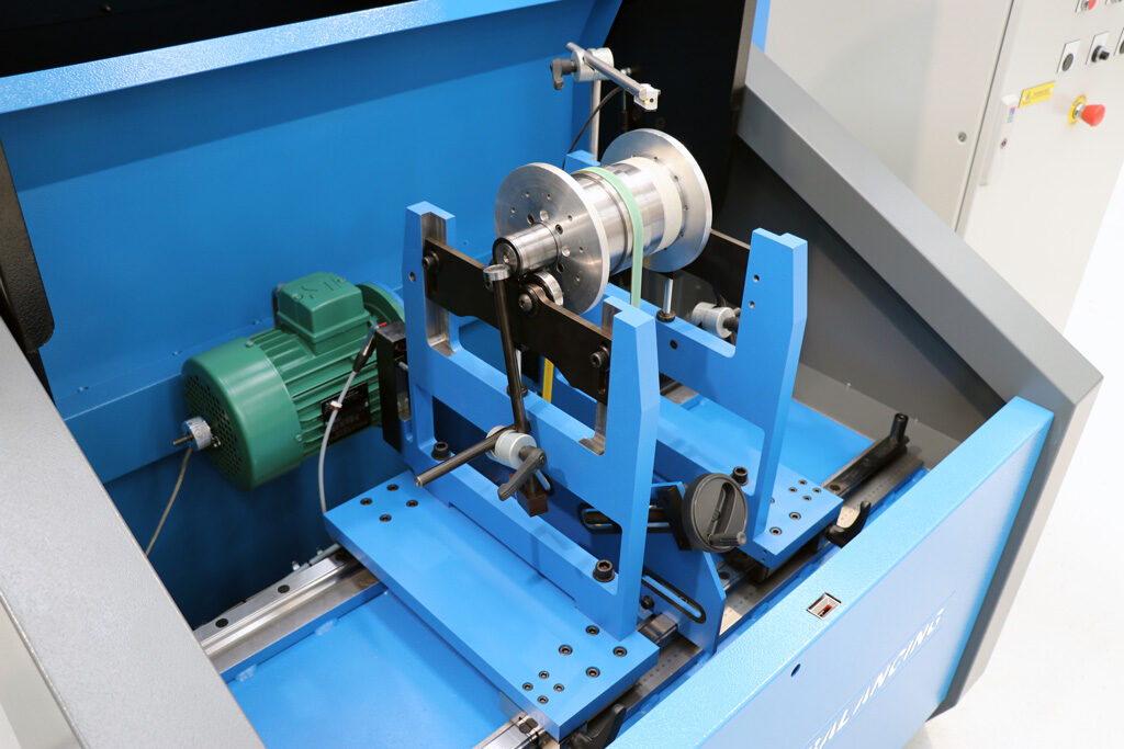 Horizontal balancing machine